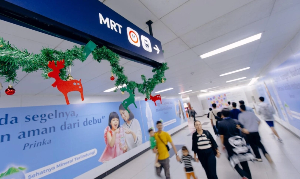 Pelanggan menggunakan akses menuju area tapping Stasiun Bundaran HI Bank Jakarta. [Dok. MRT Jakarta]