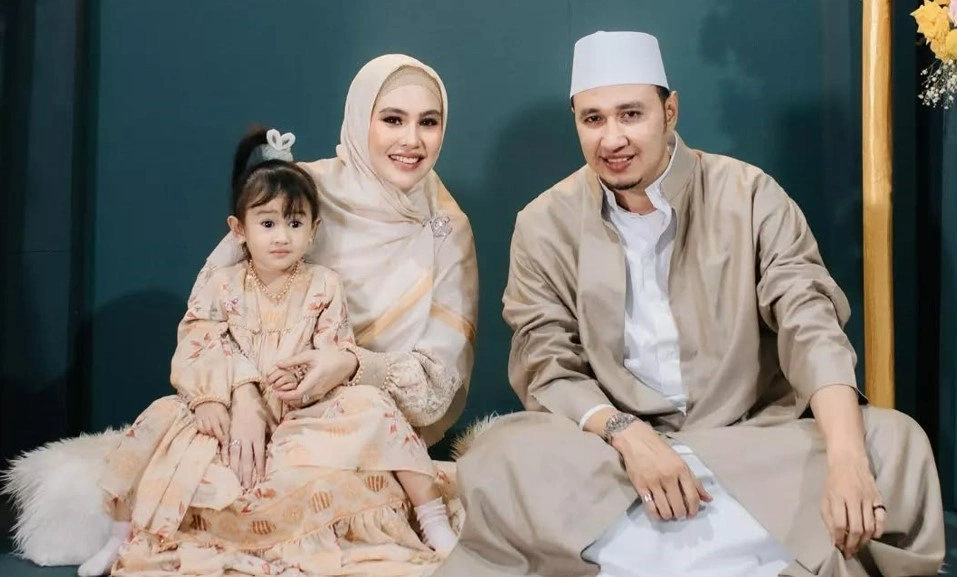 Kartika Putri dan suami, Habib Usman bin Yahya, bersama salah satu anak mereka. [Instagram]