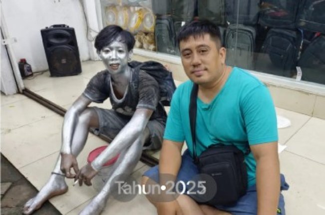 Pertemuan guru dan muridnya yang menjadi manusia silver. (TikTok)