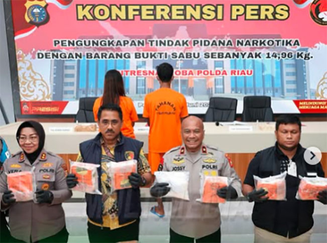 Keterangan pers terkait penangkapan sepasang kekasih yang membawa hampir 15 kg sabu siap edar/Foto: Instagram Polda Riau