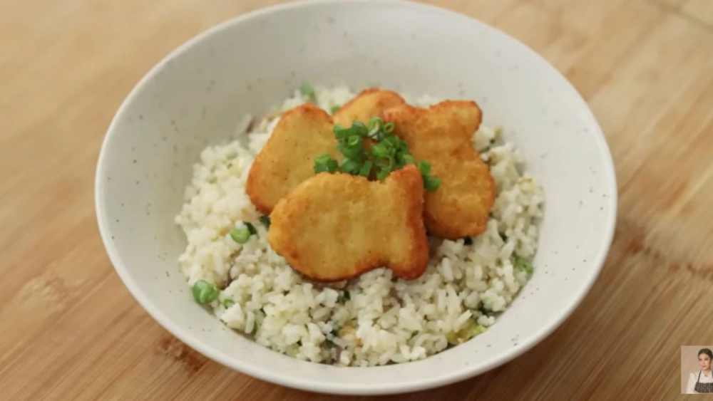 Nasi wangi fish dan chicken nugget. [YouTube Chef Devina]