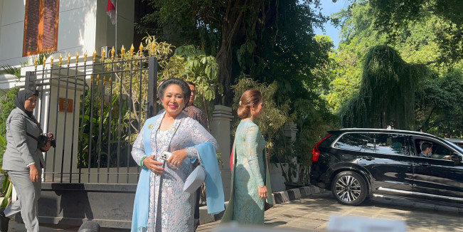Umbar Senyum, Titiek Soeharto Kenakan Kebaya Biru Hadiri Pelantikan Prabowo