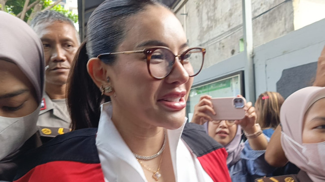 Nikita Mirzani jalani sidang perdana kasus dugaan pemerasan dan tindak pidana pencucian uang di Pengadilan Negeri Jakarta Selatan (24/6) [Foto: Selvianus Kopong Basar]
