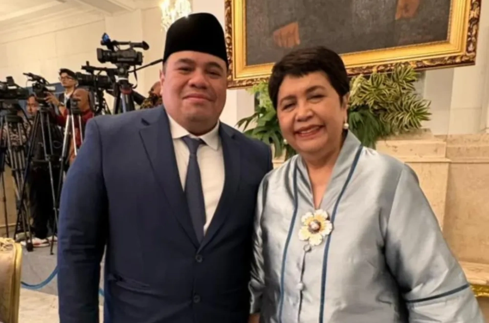 Nurmala Kartini Sjahrir berfoto bersama sang putra, Pandu Patria Sjahrir, usai dirinya dilantik sebagai Dubes RI untuk Jepang. [Instagram @pandusjahrir]