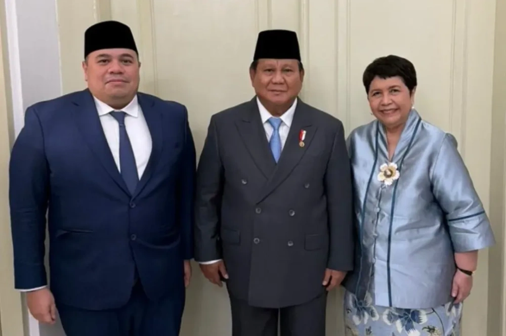 Nurmala Kartini Sjahrir bersama Presiden Prabowo Subianto dan sang putra, Pandu Patria Sjahrir. [Instagram @pandusjahrir]