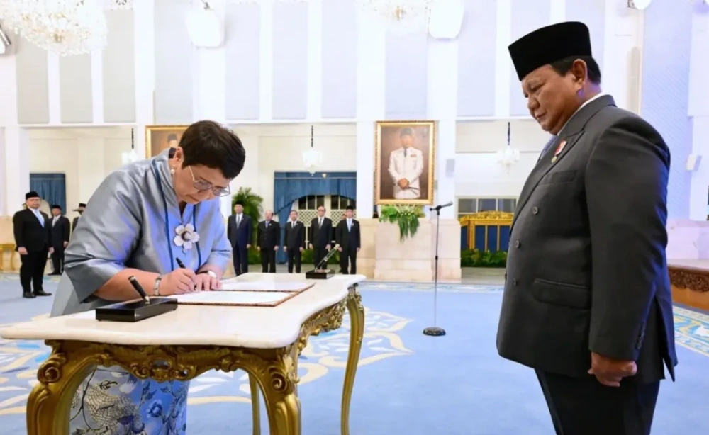 Nurmala Kartini Sjahrir menandatangani berita acara pelantikan bersama Presiden Prabowo Subianto. [Instagram @pandusjahrir]