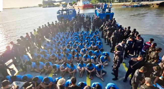 Direktorat Jenderal Pemasyarakatan memindahkan 100 narapidana berisiko tinggi asal wilayah Riau ke lembaga pemasyarakatan dengan pengamanan super maksimum di Nusakambangan, Jawa Tengah, Jumat (30/5/2025). Dok.Ditjenpas