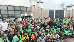 Asosiasi ojol saat demo didepan gedung DPR RI