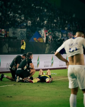 Ole Romeny terbaring di lapangan akibat cedera usai ditekel pemain Arema FC, Paulinho Moccelin. [Instagram @oleromeny]