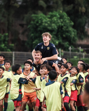 Ole Romeny dan pemain Oxford Untied dalam coachng clinic di Jakarta. (Instagram Oxford United)