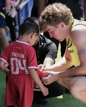 Ole Romeny dan bocah di Bandung. (Instagram @oufcofficial)