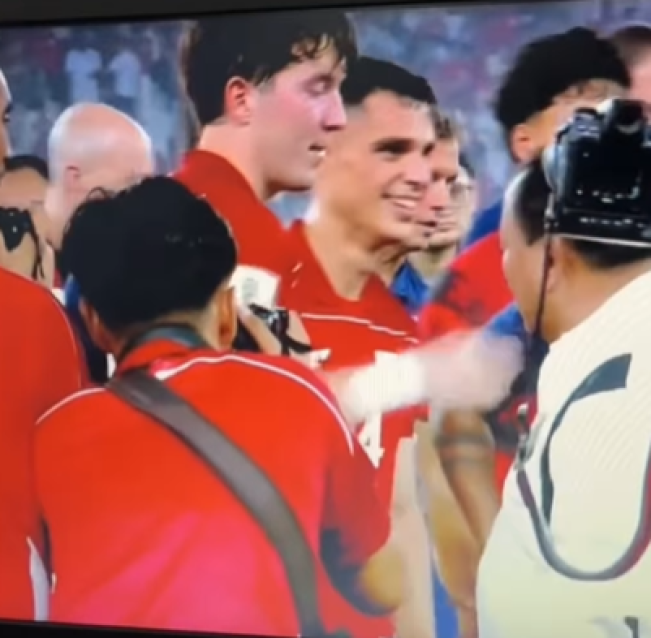 Ole Romeny tepuk pundak Presiden Prabowo. (Instagram)