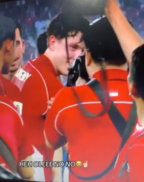 Momen Ole Romeny tepuk-tepuk pundak Presiden. (Instagram)