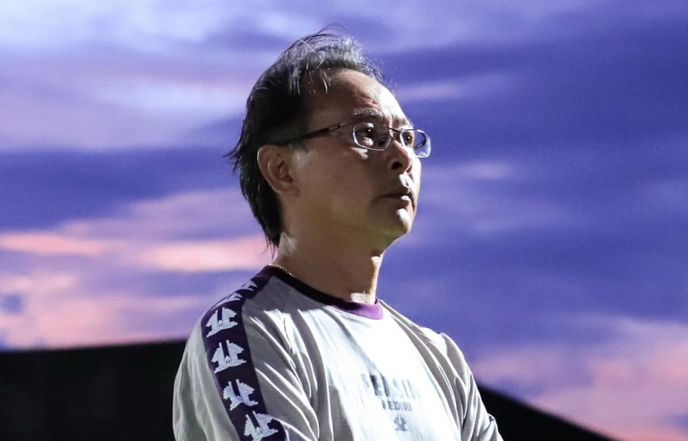 Ekspresi Ong Kim Swee di laga perpisahan dengan Persik Kediri. [Instagram]