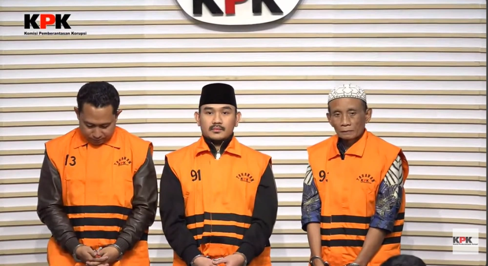 (Dari kiri) SRJ pihak swasta, Bupati Bekasi Ade Kuswara Kunang, dan HM Kunang, ayah dari Bupati Bekasi, menjadi tersangka suap proyek di Kabupaten Bekasi, Jawa Barat, Sabtu (20/12/2025). [YouTube KPK]