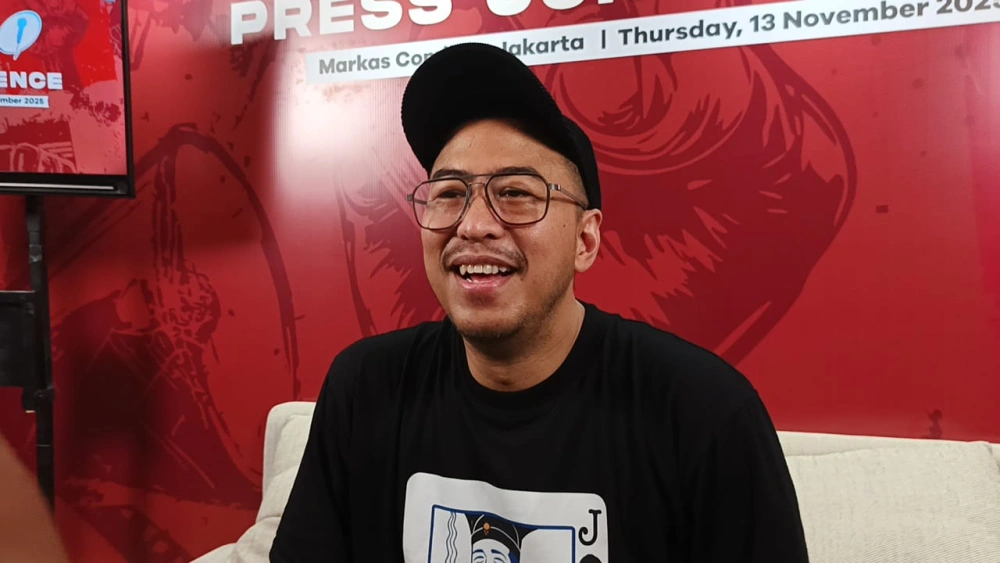 Pandji Pragiwaksono berikan klarifikasi terkait sanksi adat (13/11/2025) [FTNews/Selvianus Kopong Basar]