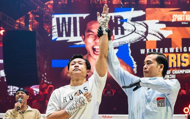 Potret Paris Pernandes Rayakan Kemenangan atas Edy Boxing di Ring