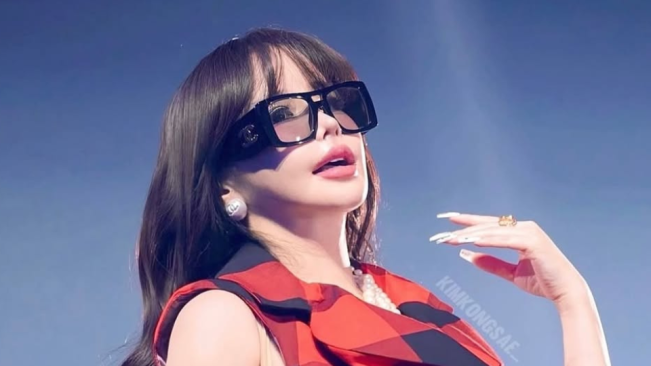Park Bom Tampil Natural dengan Lipstik Aprikot Pink, Wajah Makin Tirus Usai Turun 11 Kg