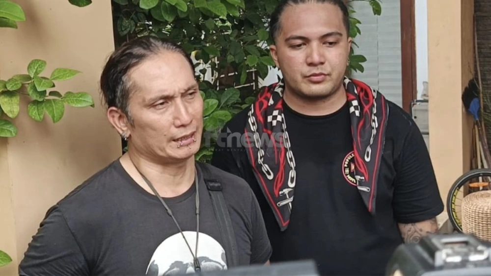 Pasha van Krab, sahabat Gary Iskak, ditemui di rumah duka di kawasan Tangerang Selatan, Sabtu (29/11/2025). [FTNews.co.id/Selvianus Kopong Basar]
