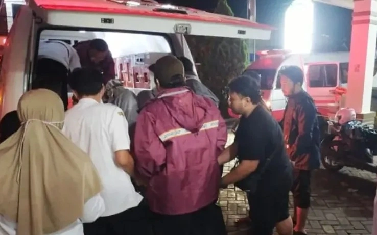 Pasutri korban awan panas Semeru dibawa petugas menuju RS Pasirian untuk penanganan medis lebih intensif. [Dok. BPBD Lumajang]