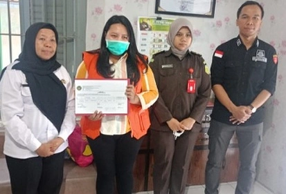 TPN (kedua dari kiri), pegawai BRI Cabang Kutoarjo, Purworejo, ditahan di Lapas Perempuan Semarang, Jateng. [Instagram @kejati_jateng]