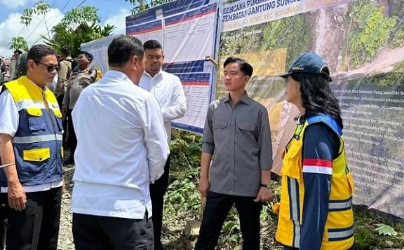 Pelajar Di Nias Harus Menyeberangi Sungai Berarus Deras