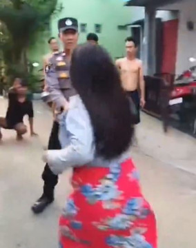 Lecehkan Wanita di Kamar Mandi, Pria ini Disuruh Jalan Jongkok Sambil Diamuk Warga