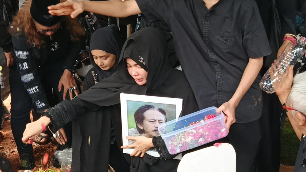 Karina Ranau sudah menyiapkan kejutan umrah untuk sang suami, Epy Kusnandar. [FTNews/Selvianus Kopong Basar]