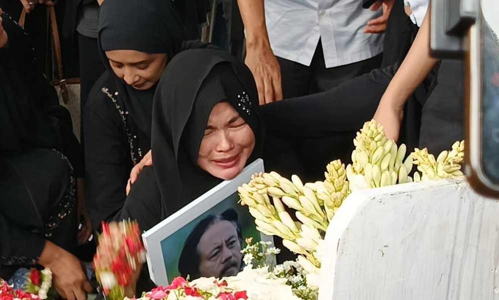 Detik-Detik Pemakaman Epy Kusnandar, Tangis Karina Ranau Pecah di Samping Pusara