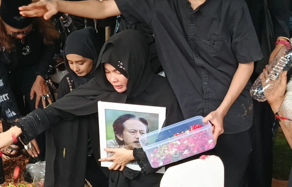 Karina Ranau didampingi putranya, Quentin dan kerabat di pemakmaan Karina Ranau. [FTNews/Selvianus Kopong Basar]