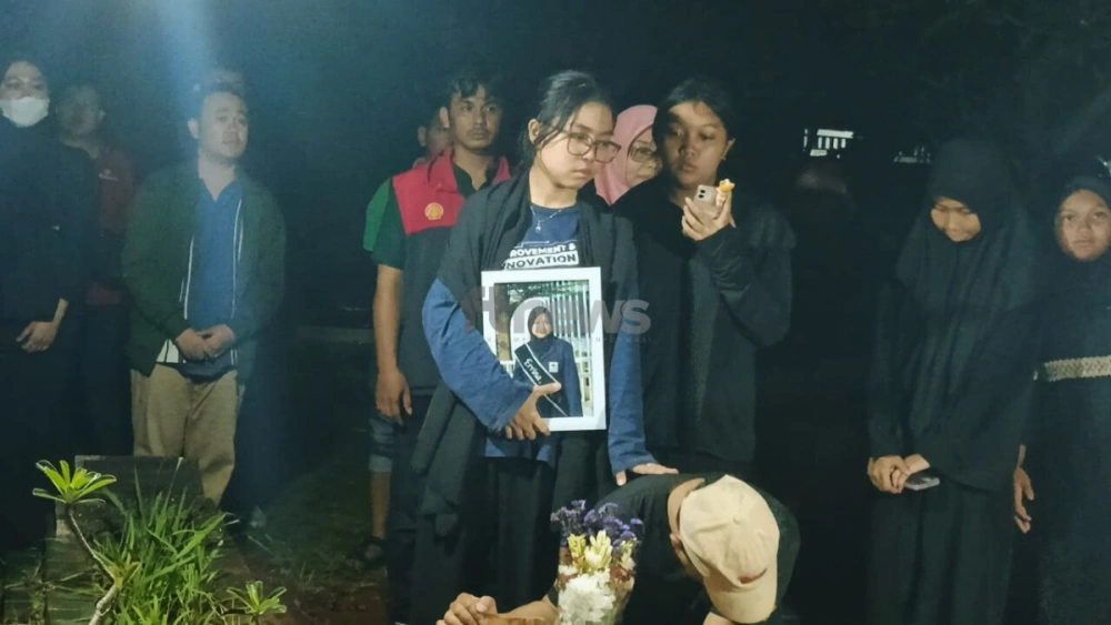 Suasana pemakaman Ervina, korban kebakaran Terra Drone, Rabu (10/12/2025) malam. [FTNews.co.id/Selvianus Kopong Basar]