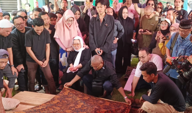 Pemakaman Puput Novel Diiringi Isak Tangis, Ibunda Berurai Air Mata