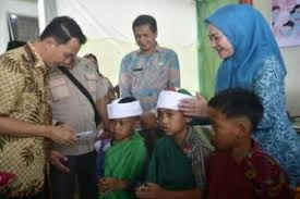 Pemberian Reward Kepada Peserta Sunatan Massal