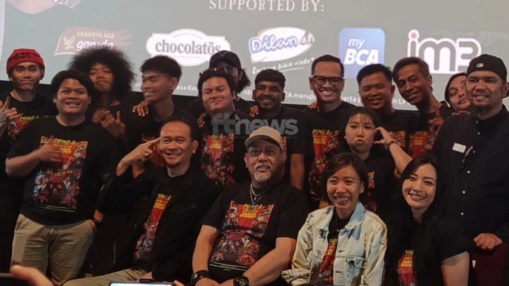 Para pemeran, sutradara, dan produser film Comic 8 Revolution: Santet Kabin3t saat ditemui di kawasan Jakarta Selatan, Sabtu (22/11/2025). [FTNews.co.id/Selvianus Kopong Basar]