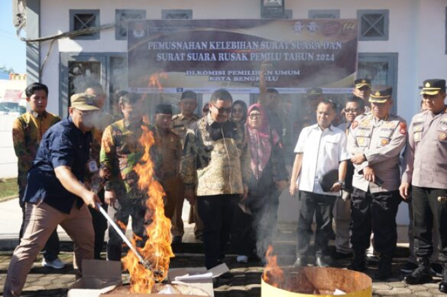 Ribuan Surat Suara KPU Kota Bengkulu Dimusnahkan di Hadapan Wali Kota