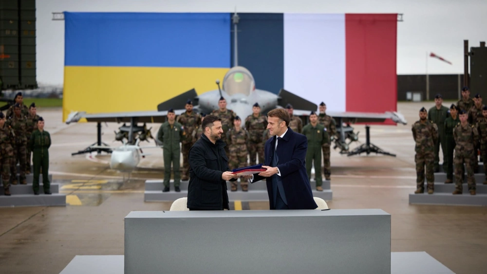 Penandatanganani LOI antara Presiden Ukraina Volodymyr Zelensky dengan Presiden Prancis Emmanuel Macron. [ig @zelenskyy_official] (1)