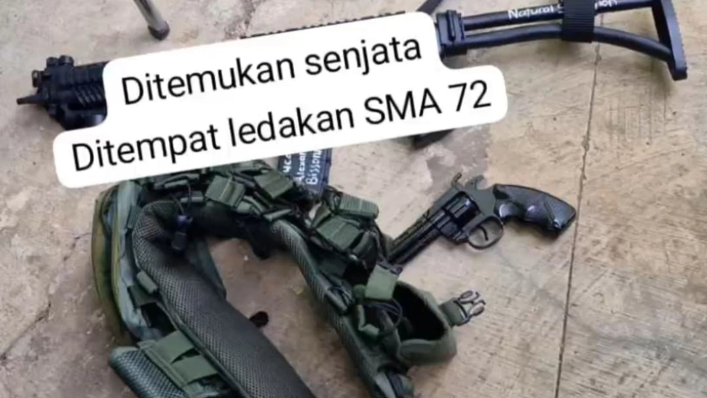 Penemuan diduga senjata di lokasi ledakan SMAN 72 Jakarta. [X]
