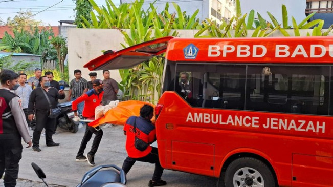 Staf Hostel Cium Bau Busuk, yang Ia Temukan Mengerikan!