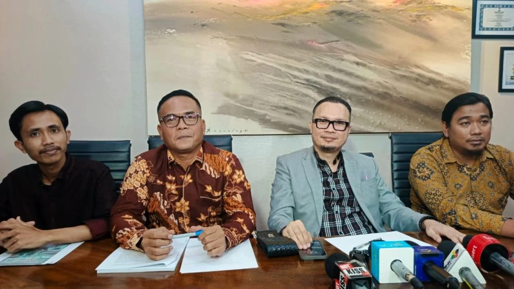  Pengacara Ari Lasso, Hendarsam Marantoko dalam konferensi pers di Duren Tiga, Jakarta Selatan pada Rabu (17/12/2025) [FTNewsRaka]