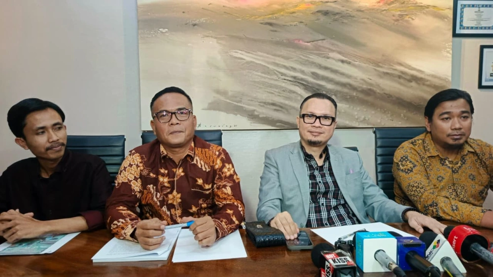  Pengacara Ari Lasso, Hendarsam Marantoko dalam konferensi pers di Duren Tiga, Jakarta Selatan pada Rabu (17/12/2025) [FTNewsRaka]