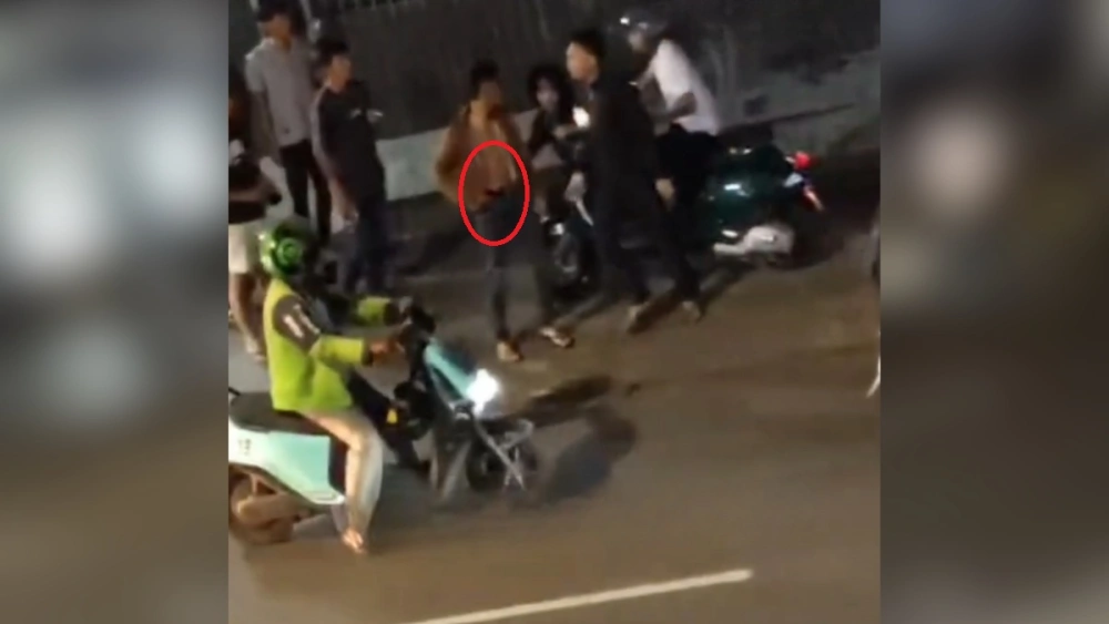 Diduga senpi diselipkan salah satu pelaku pengeroyokan di Tebet di bagian celana. [Instagram]