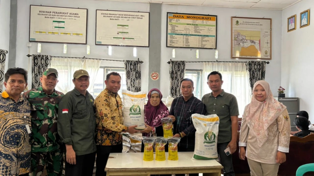 Puluhan Ribu Warga 3 Kabupaten Terima Paket Komplet 20 Kg Beras dan Minyak Goreng dari Pemerintah