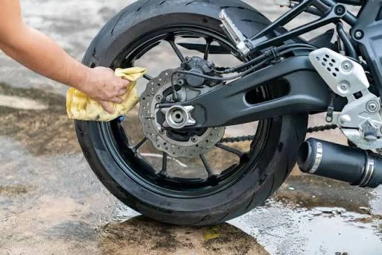 Jangan Asal Cuci, Begini Cara Merawat Pelek Motor yang Benar