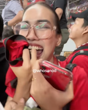 Seorang fans mendapatkan jersey Mees Hilgers. (TikTok)