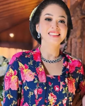 Maia Estianty mengenakan kalung dan anting set mewah. (Instagram)