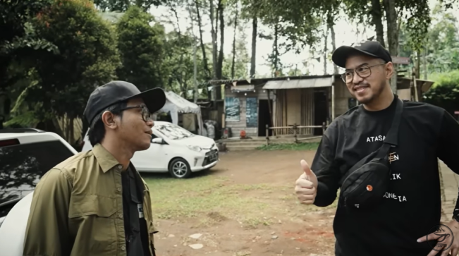 Potongan video perjalanan Dzawin Nur dan Pandji Pragiwaksono ke Gunung Kawi. (YouTube Dzawin Nur)