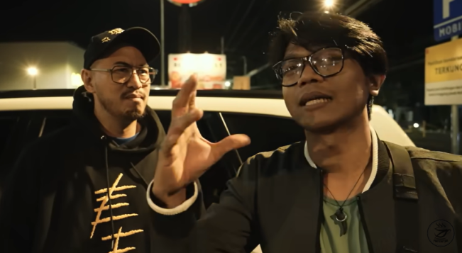 Potongan video awal perjalanan Dzawin Nur dan Pandji Pragiwaksono ke Gunung Kawi. (YouTube Dzawin Nur)