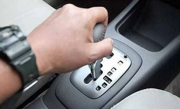 Perpindahan Gigi Mendadak Sambil Menginjak Gas Atau Rem Tidak Dianjurkan
