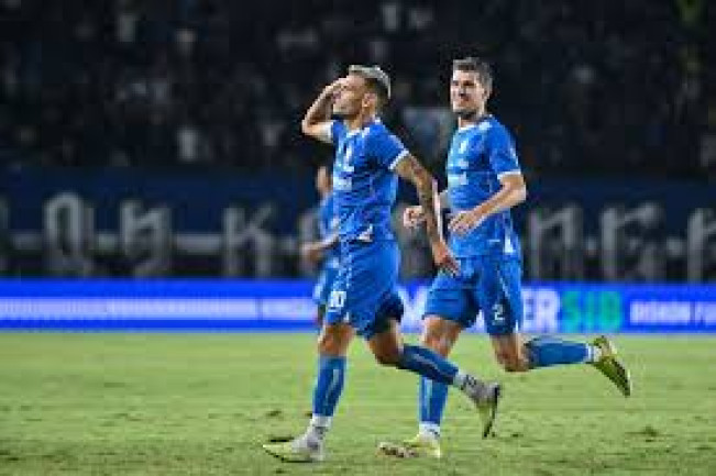 Hasil Liga 1 - Persib Menang Dramatis 10 Pemain, Bungkam PSIS