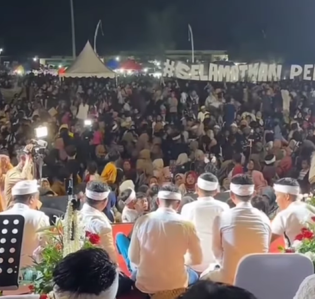 Fans Persikas membentangkan spanduk 'pertahankan Persikas' di depan KDM. (Instagram @sartana487)